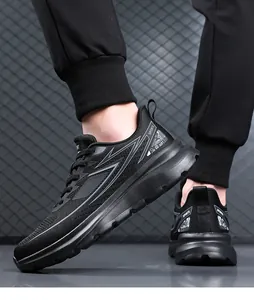 Perfil lateral detallado de zapatillas de deporte transpirables de flyknit negro para hombres