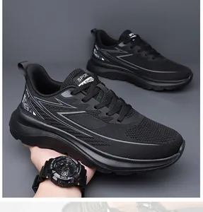 Vista lateral detallada de zapatillas deportivas negras de punto para hombre con suela blanda