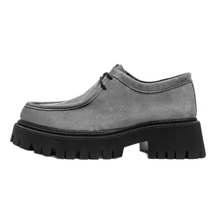 Mocasines de gamuza gris para hombre con suela de plataforma negra gruesa