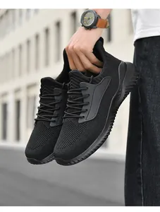 Detailansicht von atmungsaktiven schwarzen Fly-Knit-Sneakern mit dicker Sohle