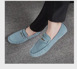 Vue détaillée des mocassins pour hommes en daim bleu clair avec boucle en métal doré