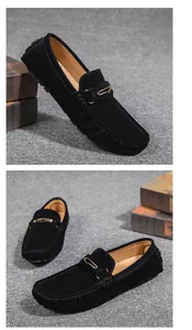 Vue détaillée des mocassins en daim noir pour hommes avec boucle dorée