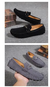 Vue détaillée de mocassins en daim pour hommes en noir et gris avec boucle en métal décorative