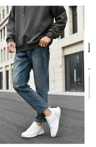 Detailansicht der weißen, atmungsaktiven Flyknit-Sneaker in einer städtischen Umgebung