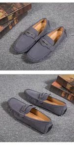 Détails de mocassins pour hommes en daim gris avec boucle métallique décorative