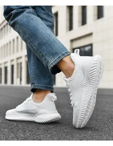 Nahaufnahme von weißen, atmungsaktiven Mesh-Chunky-Sneakern für Outdoor-Aktivitäten