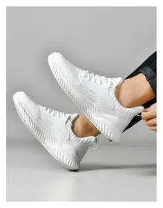 Detailansicht der weißen, atmungsaktiven Flyknit-Sneaker mit dicker Wellensohle.