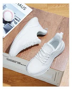 Detailansicht weißer atmungsaktiver Flyknit-Sneaker mit dicker Sohle für Outdoor-Sport