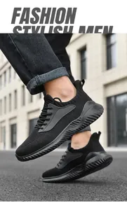 Nahaufnahme der schwarzen atmungsaktiven Fly-Knit-Sneaker mit dicker Outdoor-Sohle