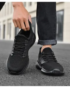 Nahaufnahme des atmungsaktiven schwarzen Flyknit-Meshs bei trendigen Sneakern