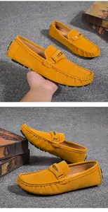 Gros plan de mocassins en daim jaune pour hommes avec boucle métallique et coutures.