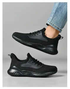 Seitenansicht-Detail der schwarzen atmungsaktiven Strick-Sportschuhe mit dicker Sohle