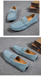 Détail de mocassins pour hommes en daim bleu clair avec boucle en métal doré.