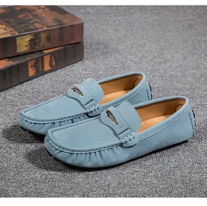 Vue détaillée de mocassins pour hommes en daim bleu clair sur fond texturé