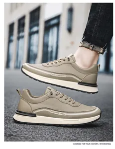 Dettaglio della superficie in pelle premium e del logo laterale delle sneaker casual