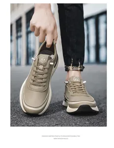 Primo piano di sneakers in pelle oliva con suola crema e lacci coordinati.