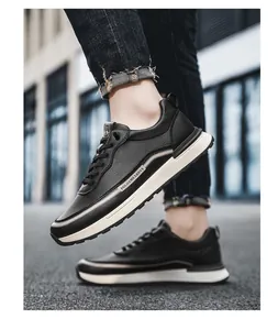 Primo piano di sneakers in pelle nera con suola bianca per uno stile outdoor.