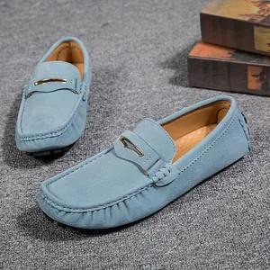 Mocassins confortables en daim bleu clair pour hommes avec boucle dorée et semelles antidérapantes