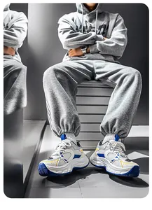 Vista detallada de las zapatillas blancas y azules para hombre usadas por un modelo