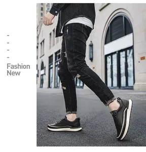Vista laterale dettagliata di sneaker in pelle nera di alta qualità in ambiente urbano