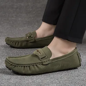 Mocassins en daim vert olive pour hommes avec un design à enfiler et une boucle en métal.