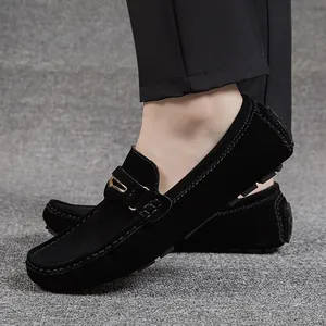 Mocassins en daim noir pour hommes avec boucle en métal, chaussures de conduite