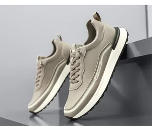 Vista dettagliata di sneaker in pelle taupe di alta qualità con finitura testurizzata e suola