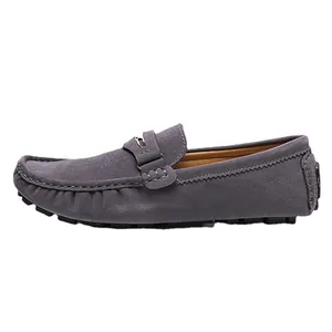 Mocassins classiques en daim gris pour hommes avec une boucle métallique élégante.