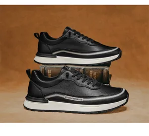 Sneaker basse da uomo in pelle nera con suola bianca e finitura testurizzata elegante