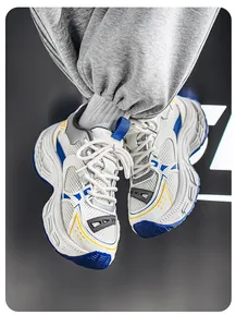 Detalle de primer plano de zapatillas de malla para hombre en azul y amarillo