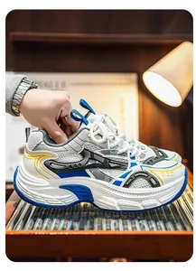 Primer plano de zapatillas de malla para hombre en blanco, azul y amarillo con suelas gruesas.