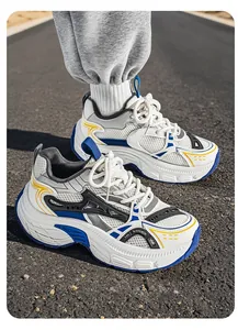 Vista detallada de las zapatillas deportivas de malla para hombre para actividades