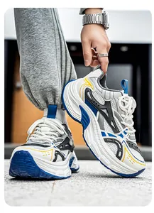 Vista detallada de zapatillas de malla para hombre en diseño azul y amarillo