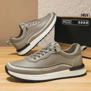 Sneakers di alta qualità in pelle martellata taupe con estetica workwear casual.