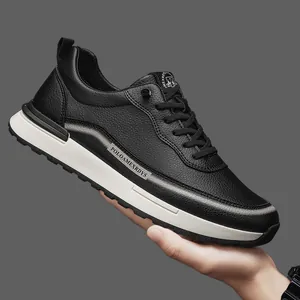 Sneaker in pelle nera di alta qualità con suola bianca per tempo libero e outdoor