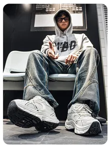 Primer plano de zapatillas chunky de malla blanca en modelo estilo urbano