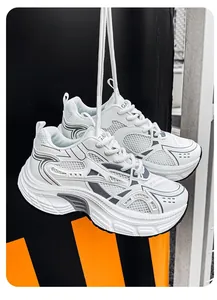 Zapatillas deportivas de malla para hombre en blanco y gris colgadas de los cordones