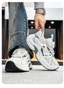 Vista detallada de las zapatillas blancas de malla para hombre con suela gruesa