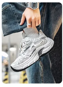 Detalle en primer plano de zapatillas de malla blancas y grises para hombre con suela.