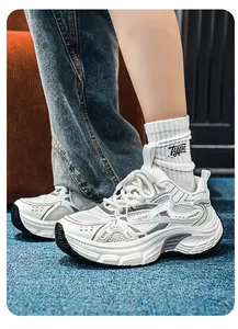 Primer plano de zapatillas chunky de malla blanca para hombre con suela