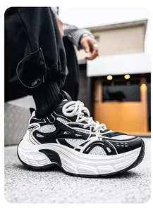 Vista macro detallada de zapatillas de deporte tipo dad en malla blanca y negra para hombre