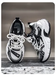Vista detallada de zapatillas gruesas de malla para hombre en blanco y negro.