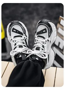 Primer plano detallado de zapatillas chunky de malla en blanco y negro para hombres en un banco