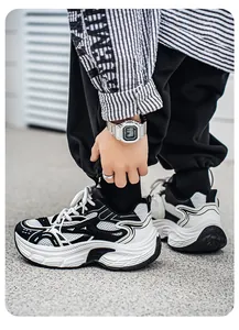 Primer plano de las zapatillas deportivas de malla en blanco y negro para hombre.