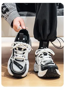 Primer plano detallado de zapatillas de malla gruesa en blanco y negro para deporte hombre