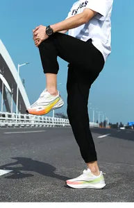 Vue détaillée de baskets blanches tendance avec boucle rotative et dégradés vifs.