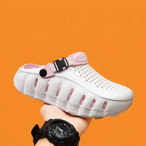 Weiße und rosa Clogs mit dicker Sohle und bequemer Dämpfung für den Strandgebrauch