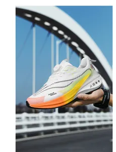 Vue détaillée des baskets blanches à boucle rotative avec un design dégradé jaune