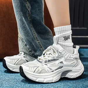 Zapatillas chunky blancas de malla para hombre, suela gruesa y diseño transpirable.