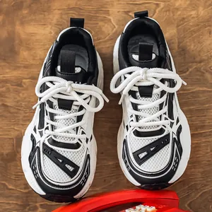 Zapatillas chunky de malla en blanco y negro para hombre sobre fondo de madera